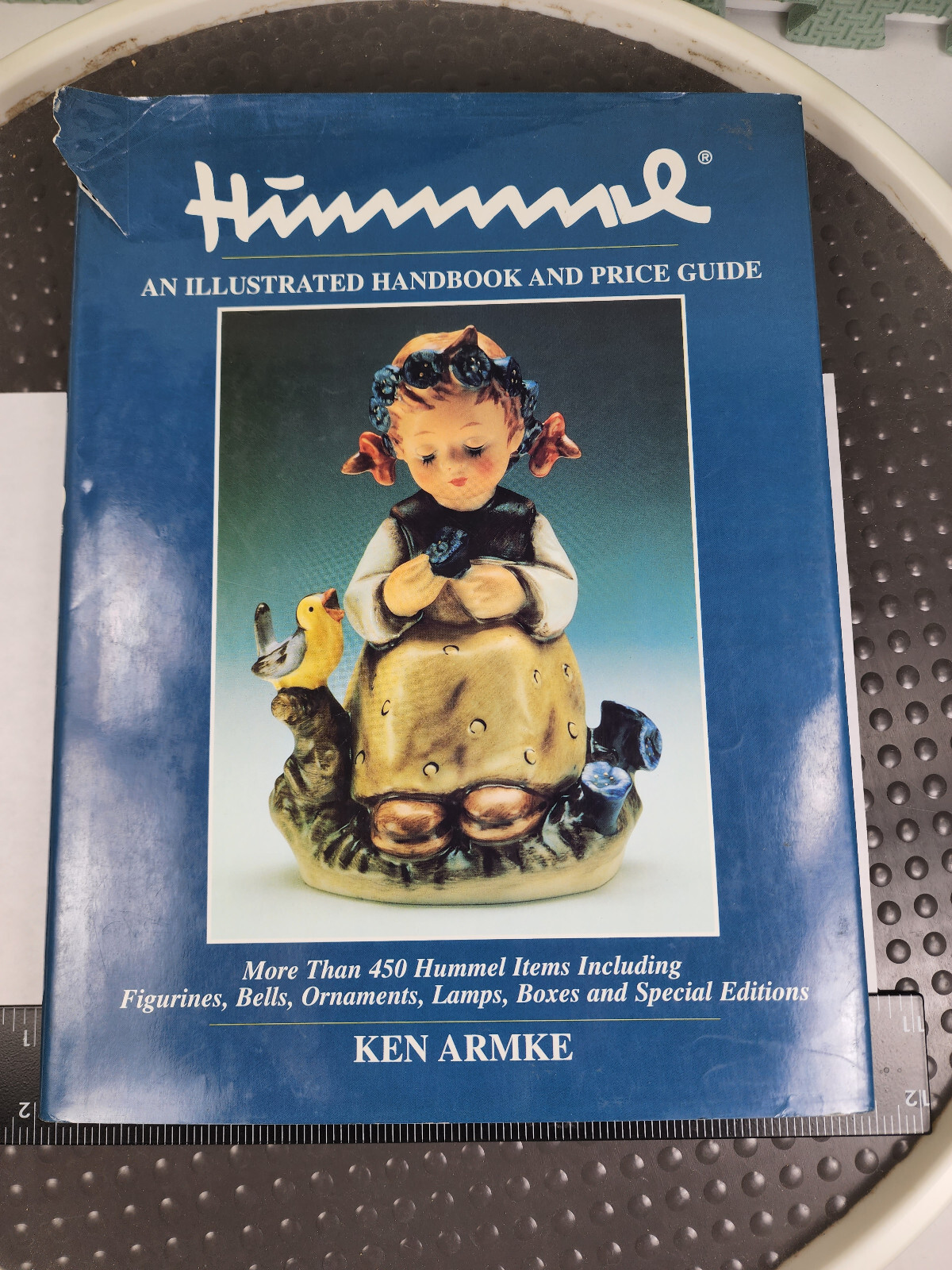 Hummel An Illustrated Handbook & Price Guide KEN ARMKE HB DJ 296 pages – Used