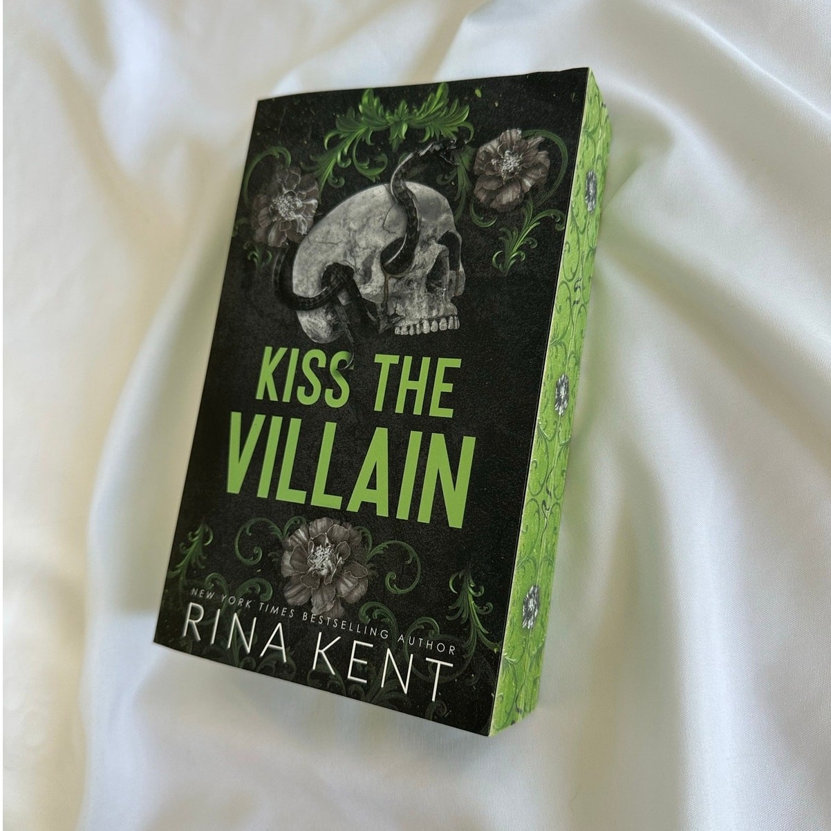 Kiss The Villain By Rina Kent Deluxe Paperback W/ Sprayed Edges