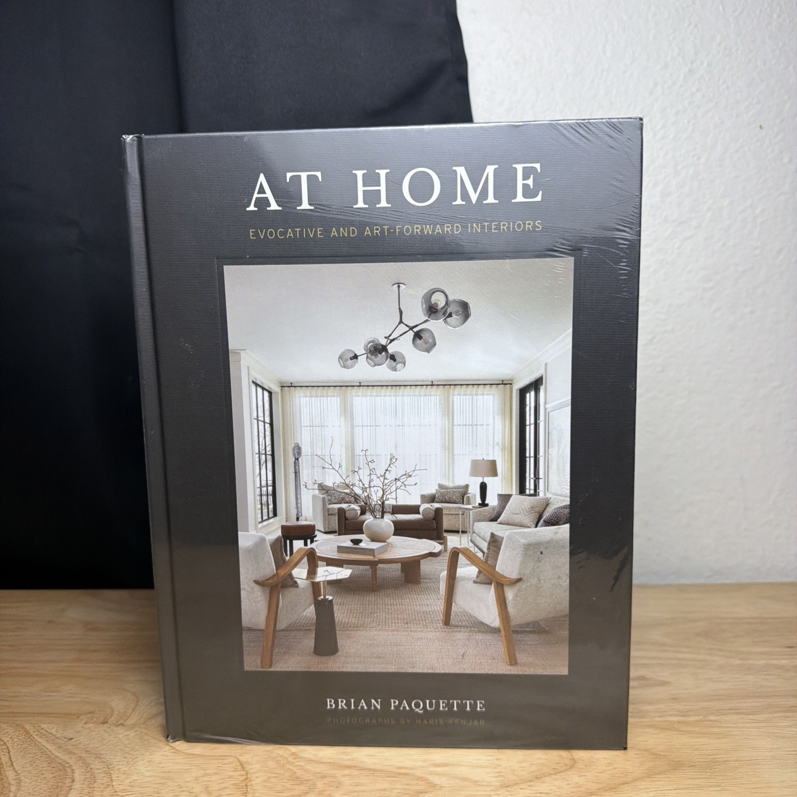 At Home : Evocative and Art-Forward Interiors by Brian Paquette (2021,…
