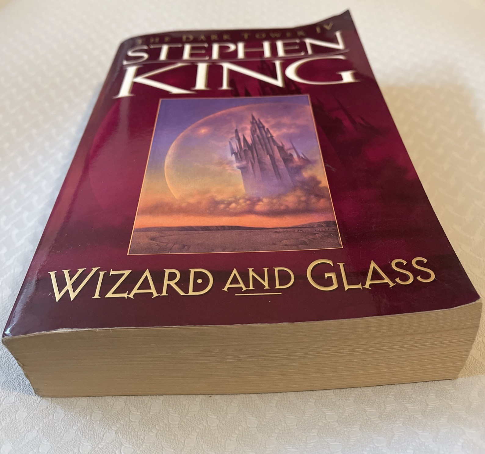 1997 “ WIZARD and GLASS – The DARK TOWER IV” by Stephen King Paperback 672 Pages