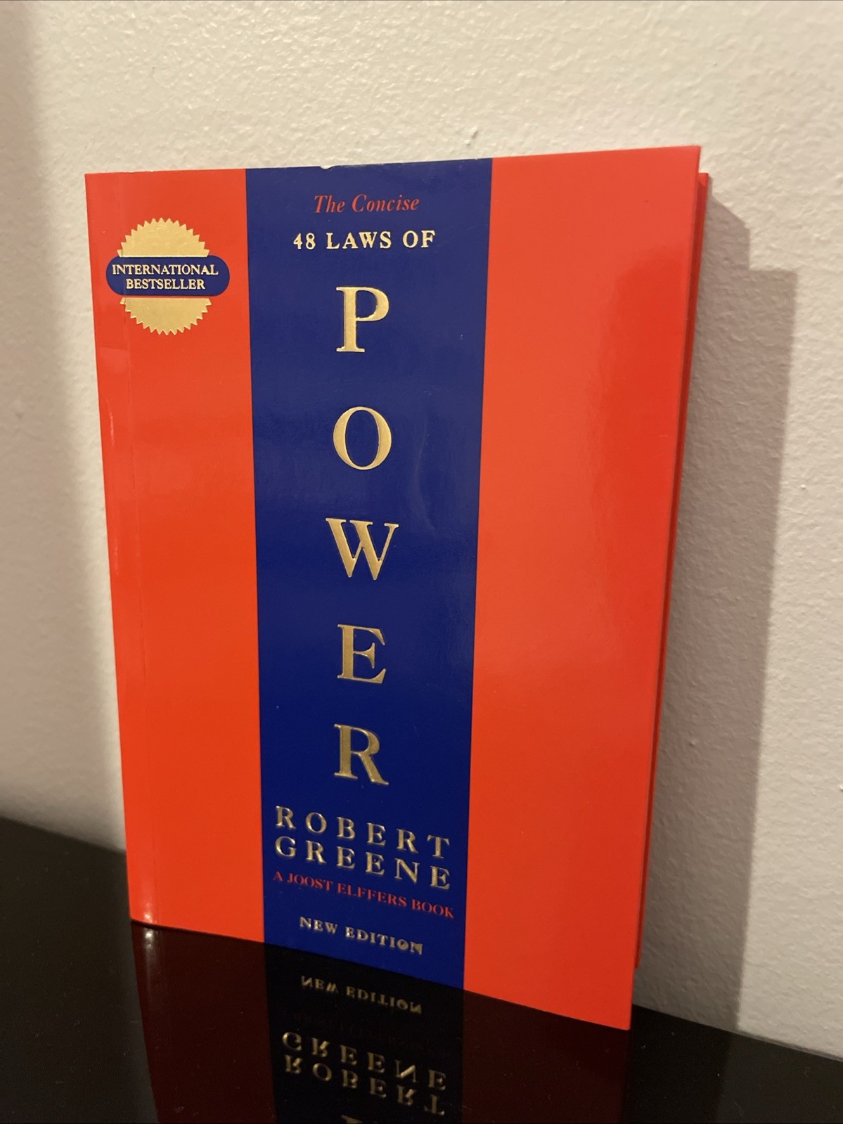 The Concise 48 Laws Of Power (The Robert Greene Collection)