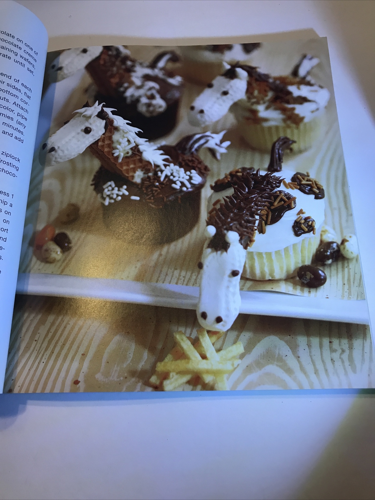 Hello, Cupcake 230 Pages Decorating Ideas DIY Sweets Dessert Horses Aliens Dogs