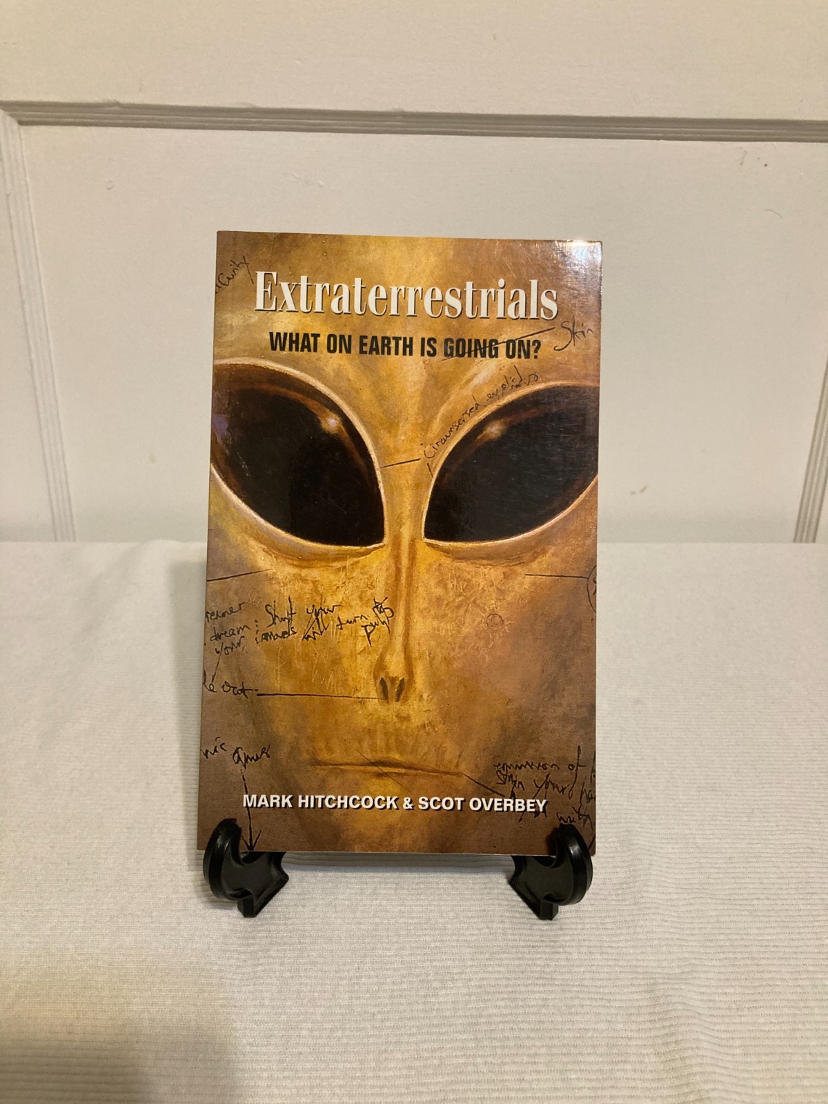 Extraterrestrials: What on Earth Is Going on by Hitchcock, Mark, Overbey, Scot