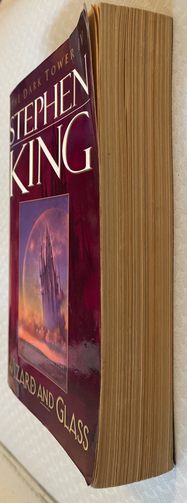 1997 “ WIZARD and GLASS – The DARK TOWER IV” by Stephen King Paperback 672 Pages