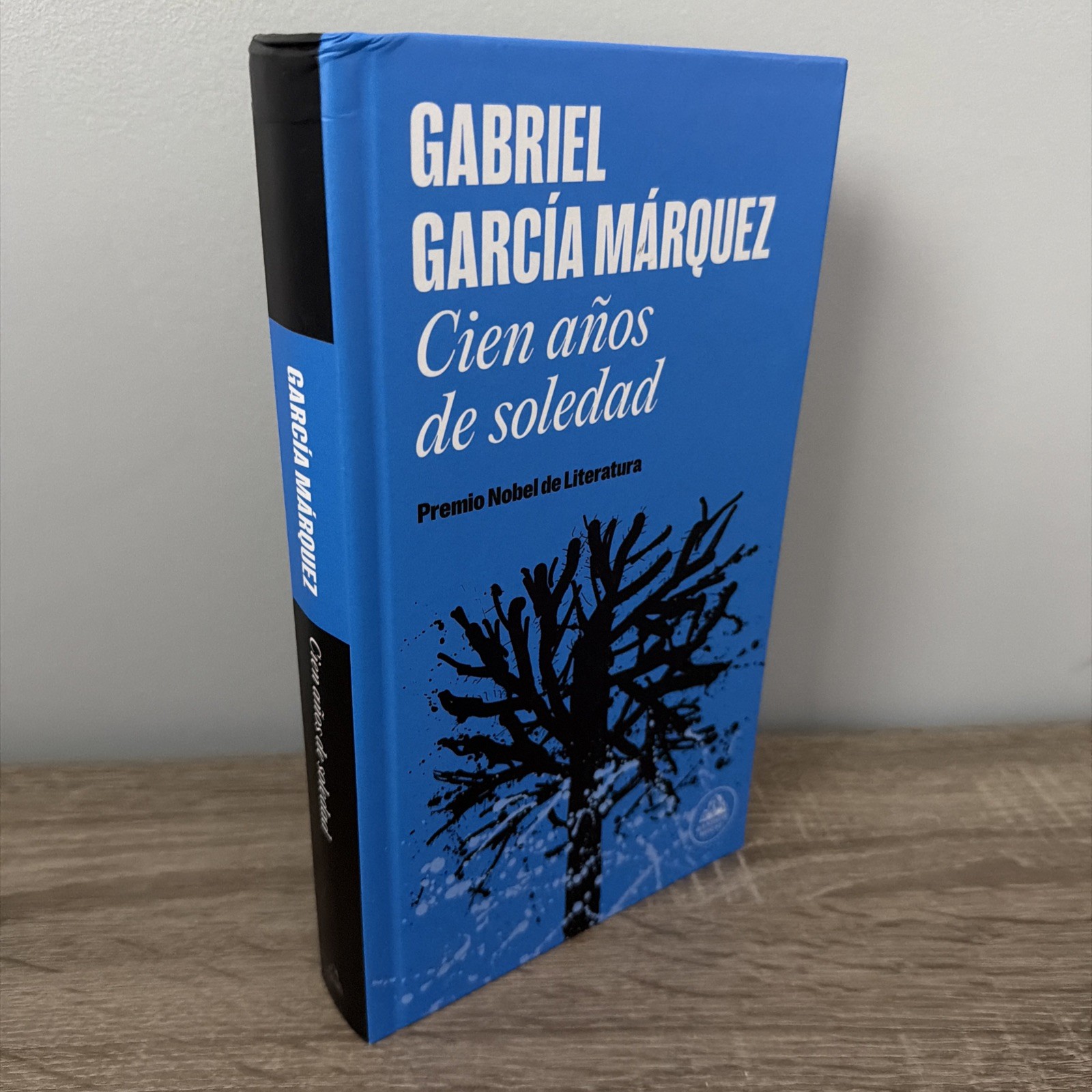 Cien Años de Soledad by Gabriel Garcia Marquez-Hardback