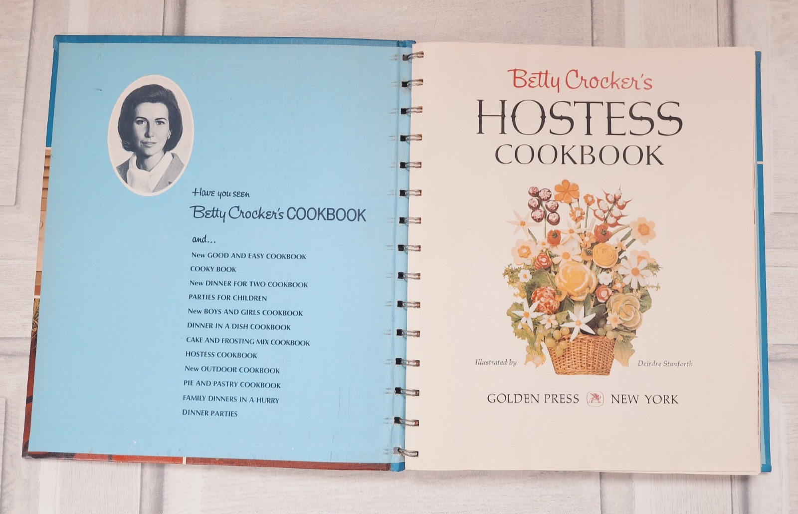 Betty Crocker Hostess cookbook 1970 illustrated & photos 168 pages variety menus