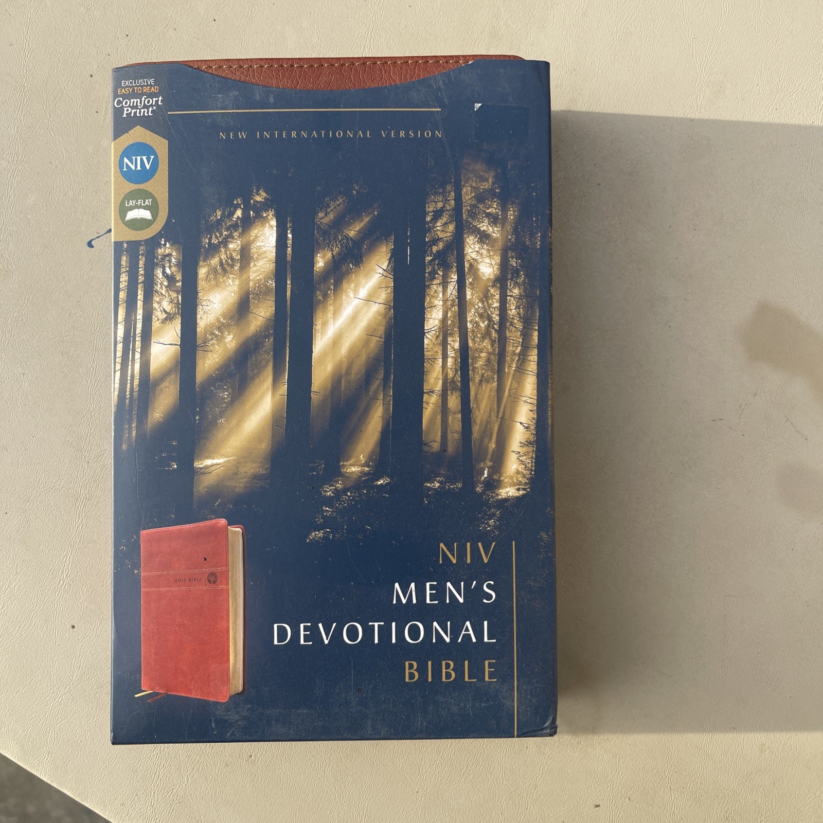 NIV, Men’s Devotional Bible, Comfort Print [Brown Imitation Leather)